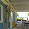 Una terrazza con tavolo da pranzo e decorazioni nautiche.