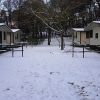 Capanne coperte di neve in un paesaggio invernale.