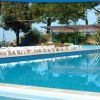 Una piscina all'aperto con lettini intorno.