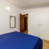 Camera da letto con armadio bianco e specchio.