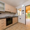 Cucina moderna con mobili in legno chiaro.