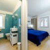 Bagno e camera con pareti bianche e blu.