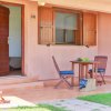 Patio con tavolo e sedie, vicino a una porta e finestra in legno.