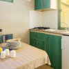 Interno di una roulotte con cucina e tavolo apparecchiato.