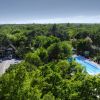 Una vasta area verde con piscina e strada adiacente immerse nella natura.