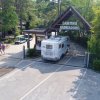 Un camper entra nel campeggio con un'insegna 