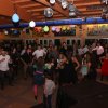 Persone che ballano in una festa con palloncini colorati.