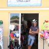Negozio di bazar con uomo sorridente all'ingresso.