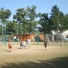 Partita di calcio per bambini su campo terroso.