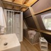 Interno rustico con doccia e lavabo.