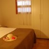 Camera da letto con letto matrimoniale e armadio bianco.