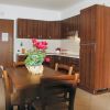 Cucina moderna con mobili in legno scuro e un tavolo da pranzo con fiori su di esso.