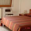Camera da letto con letto a righe colorate e finestra.