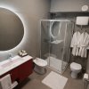 Bagno moderno con doccia in vetro.