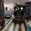 Lobby con piante e arredi eleganti.